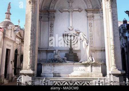 Die Skulptur einer Frau Beleuchtung eine Menorah an einem Grab auf dem Friedhof von Recoleta in Buenos Aires, Argentinien. Stockfoto