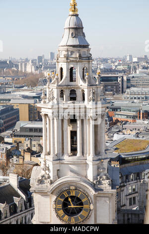 Einer der West Türme von St. Paul's Cathedral. Stockfoto