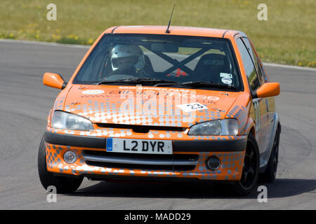 Orange Peugeot Auto auf Prescott speed Hill Climb Stromkreis, Gloucestershire, 2009 Stockfoto