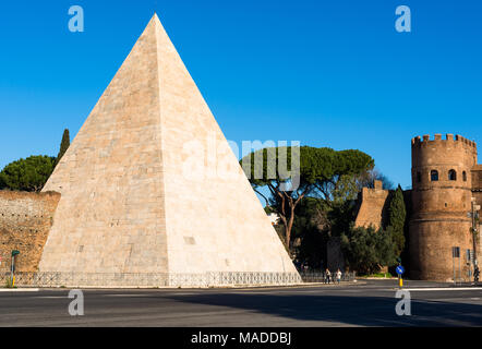 Die Pyramide des Cestius ist eine uralte Pyramide mit in Rom, Italien, in der Nähe der Porta San Paolo und dem protestantischen Friedhof. Stockfoto