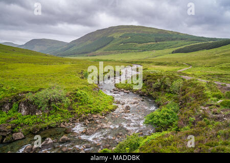 Die berühmten Märchen Pools mit dem Black Cuillin Bergen im Hintergrund, Isle of Skye, Schottland. Stockfoto