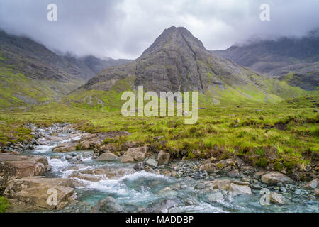 Die berühmten Märchen Pools mit dem Black Cuillin Bergen im Hintergrund, Isle of Skye, Schottland. Stockfoto