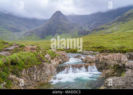 Die berühmten Märchen Pools mit dem Black Cuillin Bergen im Hintergrund, Isle of Skye, Schottland. Stockfoto