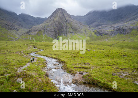 Die berühmten Märchen Pools mit dem Black Cuillin Bergen im Hintergrund, Isle of Skye, Schottland. Stockfoto