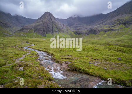 Die berühmten Märchen Pools mit dem Black Cuillin Bergen im Hintergrund, Isle of Skye, Schottland. Stockfoto