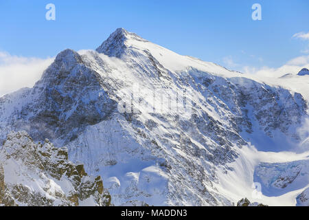 Die Alpen, die Aussicht von der Spitze des Mt. Titlis in der Schweiz im Winter. Titlis ist ein Berg der Urner Alpen, liegt an der Grenze zwischen der Schweizerischen kann nicht Stockfoto