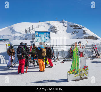 Engelberg, Schweiz - 9. März, 2016: eine Gruppe von Skifahrern auf dem Gipfel des Mt. Titlis. Der Titlis ist ein Berg an der Grenze zwischen dem Swi entfernt Stockfoto