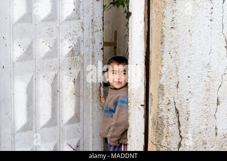 Bilin, Palästina, 31. Dezember 2010: palästinensischer Junge steht in der Tür seines Hauses im Dorf von Bilin, nördlich von Ramallah. Stockfoto