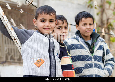 Bilin, Palästina, Januar 1, 2011: Palästinensische Kinder stehen in einem Hinterhof in Bilin, Westbank. Stockfoto