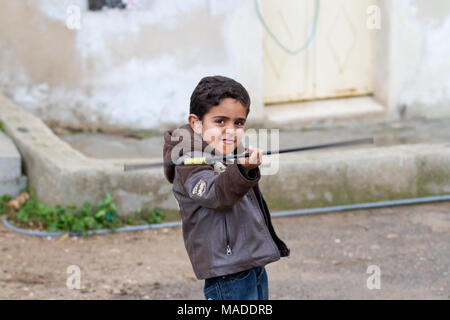 Bilin, Palästina, 1. Januar 2011: Palästinensische Kind steht in einem Hinterhof in Bilin, Westbank. Stockfoto