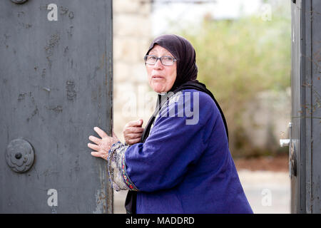 Bilin, Palästina, 31. Dezember 2010: Palästinensische Frau steht in den Türen in Ihrem Haus im Dorf von Bilin, nördlich von Ramallah. Stockfoto