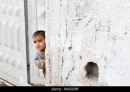 Bilin, Palästina, 31. Dezember 2010: palästinensischer Junge steht in der Tür seines Hauses im Dorf von Bilin, nördlich von Ramallah. Stockfoto