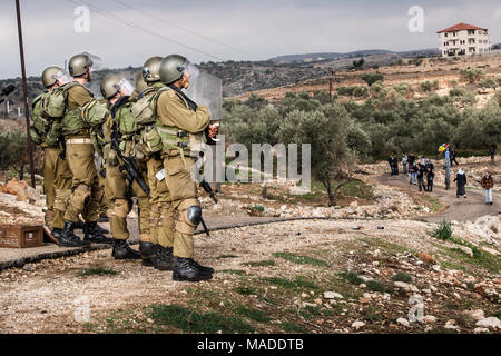 Bilin, Palästina, 31. Dezember 2010: Israel Defense Force squad Gesichter Demonstrant während der wöchentlichen Demonstrationen gegen palästinensischen Landes Einziehung und Stockfoto