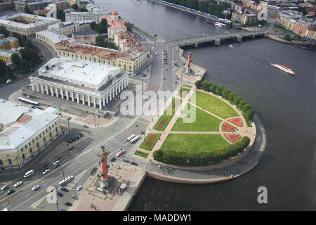 Aus der Vogelperspektive die ffFormer Alte Börse Gebäude und Rostrasäulen auf der Insel Vasilievsky spucken in Sankt-Petersburg, Russland Stockfoto