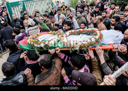 Bilin, Palästina, 1. Januar 2011: Der Körper der palästinensischen Frau Jawaher abu Rahma auf Friedhof durchgeführt, sie ist gedacht, um in Folge der Kaffee zu sterben Stockfoto