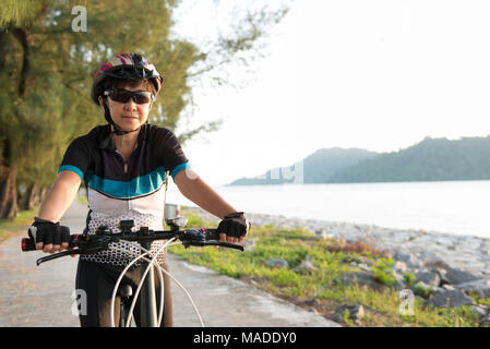Freudige senior Frau mit dem Fahrrad Stockfoto