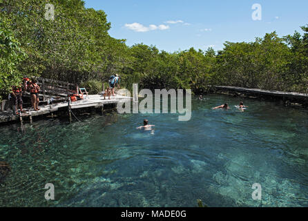 Touristen Baden in der Cenote Lagune Yalahau, Holbox, Quintana Roo, Mexiko Stockfoto