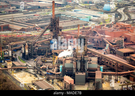 Hochofen mit glühenden Schlacke MÖV EV Schwelgern, Stahlindustrie, Schwerindustrie, Marxloh, ThyssenSteel in Duisburg in Nordrhein-Westfalen. Duisb Stockfoto