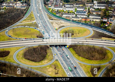 Stau Kreuzung Essen-Nord, Autobahn A 2 und der B 224, Stadtgrenze Essen Bottrop, Essen, Ruhrgebiet, Nordrhein-Westfalen, Deutschland, Essen, Ru Stockfoto