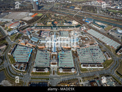 Neue Mitte Oberhausen mit dem Centro Oberhausen, Shopping Mall, Konsumtempel, Parkplätze, in Oberhausen in Nordrhein-Westfalen. Oberhausen, Ruhrgebiet sind Stockfoto