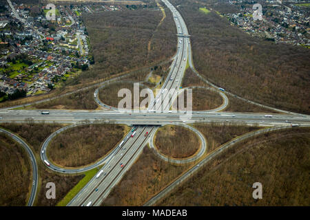 Autobahnkreuz Oberhausen A3 A2 mit Wald Sterkrader Wald in Oberhausen in Nordrhein-Westfalen. Oberhausen, Ruhrgebiet, Nordrhein-Westfalen, Ge Stockfoto