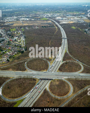 Autobahnkreuz Oberhausen A3 A2 mit Wald Sterkrader Wald in Oberhausen in Nordrhein-Westfalen. Oberhausen, Ruhrgebiet, Nordrhein-Westfalen, Ge Stockfoto