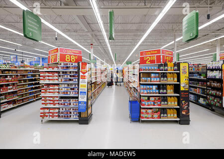 Lizenz erhältlich unter MaximImages.com - Supermarkt Gänge im Walmart Store Food Sektion. British Columbia, Kanada Stockfoto