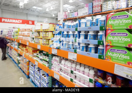 Vitamine und Nahrungsergänzungsmittel bei Costco Wholesale Mitgliedschaft Lagerverkauf Apotheke Abschnitt. British Columbia, Kanada 2017. Stockfoto