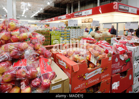 Äpfel und andere Früchte und Lebensmittel bei Costco Wholesale Mitgliedschaft Lagerverkauf Innenraum essen Abschnitt. Grapefruits, Zitronen und Limetten. British Col Stockfoto