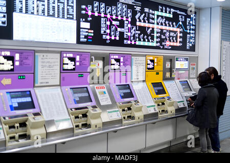 Menschen kaufen Fahrkarten von der U-Bahnstation Fahrkartenautomaten, Kiosk auf einem Bahnhof in Kyoto, Japan 2017 Stockfoto