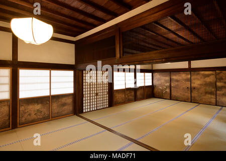 Traditionelle japanische Temple Hall Interieur mit Tatami-Matten und lackiert shoji Schiebetüren Bildschirme. Sanboin buddhistischen Tempel, sub-Daigoji Tempel Komplex i Stockfoto