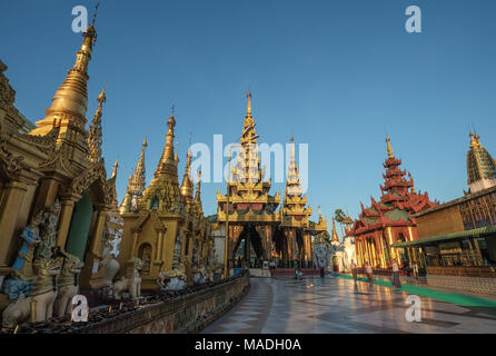 Yangon, Myanmar - 16.Oktober 2015. Ansicht der Shwedagon Pagode in Yangon, Myanmar. Shwedagon ist als das Heiligste und die größte Pagode in Myanmar bekannt. Stockfoto