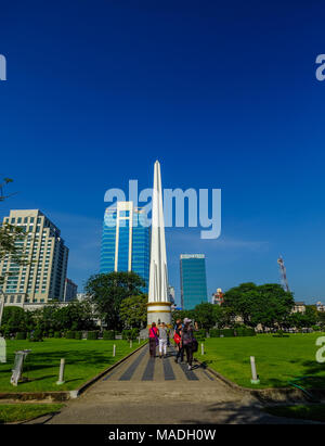 Yangon, Myanmar - 16.Oktober 2015. Menschen besuchen Independence Monument an Maha Bandula Park in Yangon, Myanmar. Stockfoto