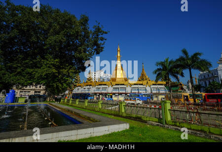 Yangon, Myanmar und Oktober 15, 2015. Ansicht der Sule Pagode in Yangon, Myanmar. Die Sule Pagode ist eine Burmesische stupa im Herzen der Innenstadt von Yangon entfernt. Stockfoto