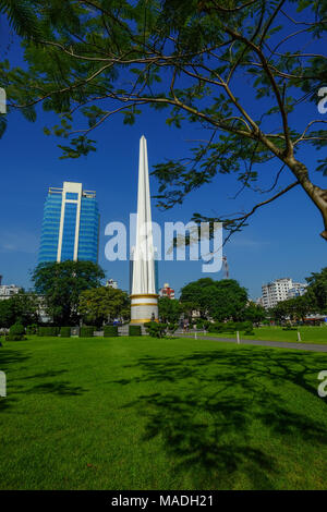 Yangon, Myanmar - 16.Oktober 2015. Anzeigen von Maha Bandula Park mit Independence Monument in Yangon (Rangun), Myanmar. Stockfoto