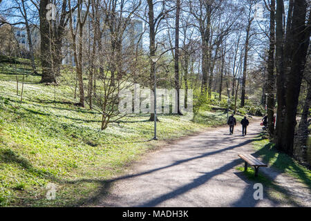 Nicht erkennbare Personen genießen Sie einen Spaziergang und die Atmosphäre in der Stadt Park entlang Fluss Motala in Norrköping. . Stockfoto