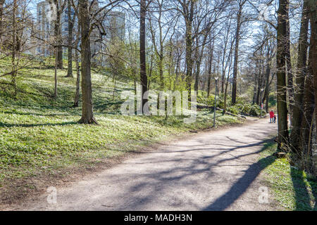 Nicht erkennbare Personen genießen Sie einen Spaziergang und die Atmosphäre in der Stadt Park entlang Fluss Motala in Norrköping. . Stockfoto