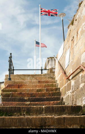 Blick auf die Schritte, die der Pilgrim Fathers verwendet, als sie nach links Barbican, Plymouth, England auf der Mayflower zu einer Reise in die Neue Welt/Amerika im Jahre 1620 Stockfoto