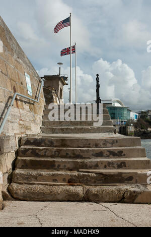 Blick auf die Schritte, die der Pilgrim Fathers verwendet, als sie nach links Barbican, Plymouth, England auf der Mayflower zu einer Reise in die Neue Welt/Amerika im Jahre 1620 Stockfoto