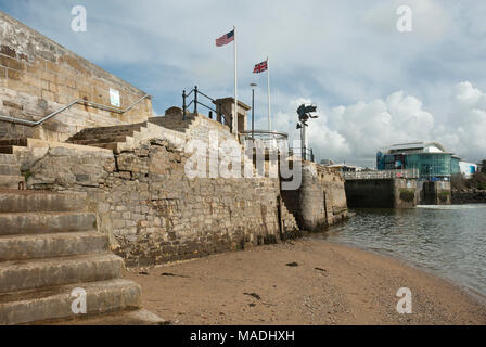 Blick auf die Schritte, die der Pilgrim Fathers verwendet, als sie nach links Barbican, Plymouth, England auf der Mayflower zu einer Reise in die Neue Welt/Amerika im Jahre 1620 Stockfoto