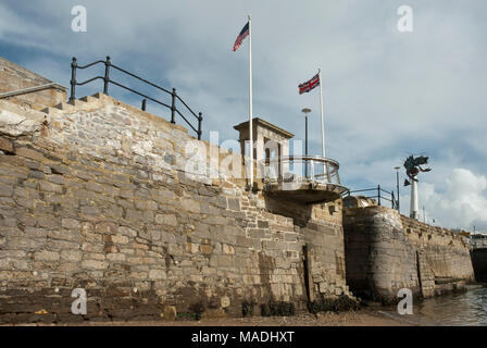 Blick auf die Schritte, die der Pilgrim Fathers verwendet, als sie nach links Barbican, Plymouth, England auf der Mayflower zu einer Reise in die Neue Welt/Amerika im Jahre 1620 Stockfoto