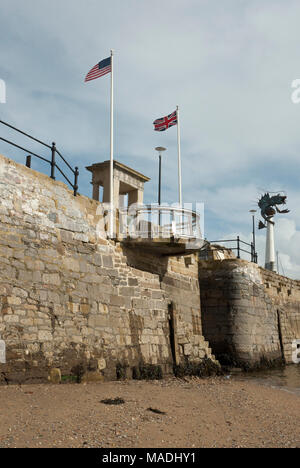 Blick auf die Schritte, die der Pilgrim Fathers verwendet, als sie nach links Barbican, Plymouth, England auf der Mayflower zu einer Reise in die Neue Welt/Amerika im Jahre 1620 Stockfoto