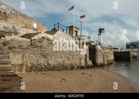 Blick auf die Schritte, die der Pilgrim Fathers verwendet, als sie nach links Barbican, Plymouth, England auf der Mayflower zu einer Reise in die Neue Welt/Amerika im Jahre 1620 Stockfoto