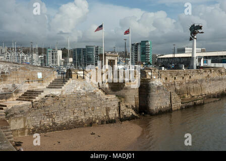 Blick auf die Schritte, die der Pilgrim Fathers verwendet, als sie nach links Barbican, Plymouth, England auf der Mayflower zu einer Reise in die Neue Welt/Amerika im Jahre 1620 Stockfoto