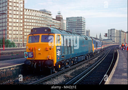 Ein paar der Klasse 50 Diesellokomotiven Nummern 50050 (D 400) und 50033 "Glorreiche' doppelte überschrift Hertfordshire Rail Tours' Atlantic Coast Express' bei Vauxhall in West London Am 18. Juli 1993. Stockfoto