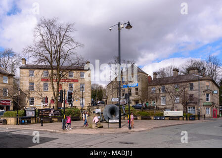 Der Markt in Ramsbottom mit großen wasserkrug sculptrure Teil der Irwell Valley Skulpturenweg. Die Grant Arms Hotel. Stockfoto