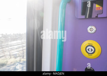 Öffnen, Schließen, Tür, Button, auf, Trans Pennine Zug, von Liverpool, Manchester, England, Englisch, Großbritannien, Großbritannien, Großbritannien, England, GB, Europa, Stockfoto