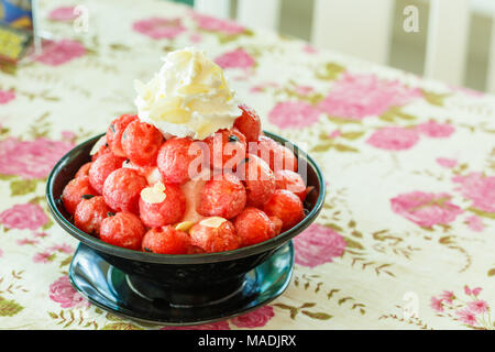 Wassermelone auf rasierte Eis Stockfoto