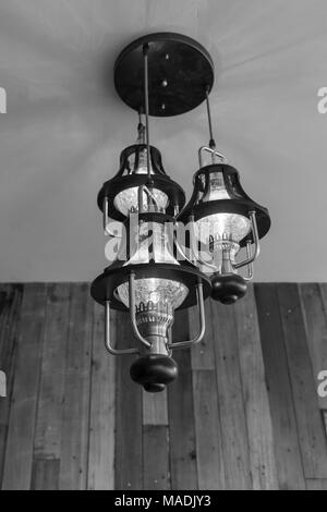 Lampen mit Glas Struktur an der Decke im Ballsaal Stockfoto