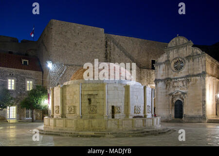 Stadtmauer, Große Onophrian Brunnen und Kirche St. Heil, Altstadt, Dubrovnik, Kroatien Stockfoto